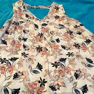 Sleeveless tunic with pleats